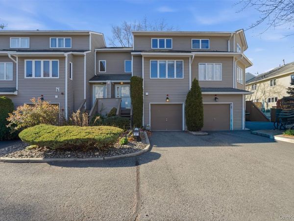 87 Village Green, Bardonia, NY 10954