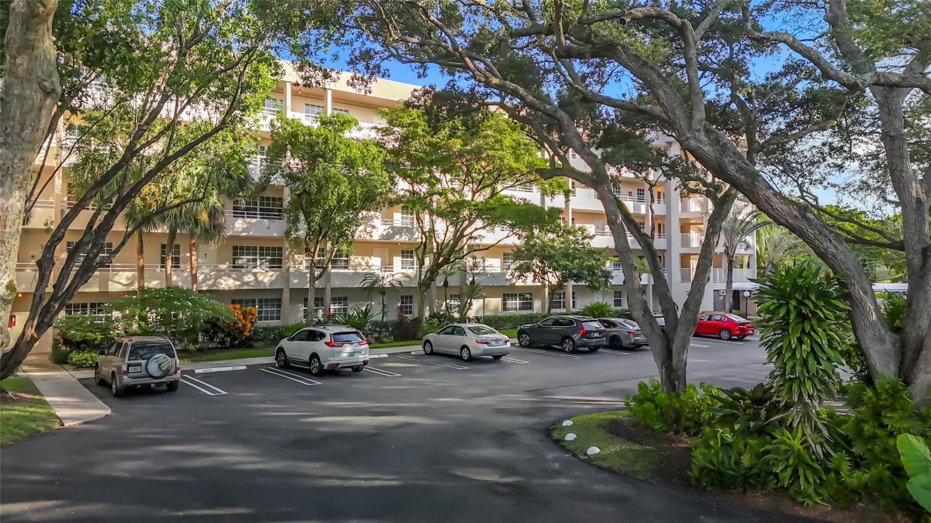 545 Oaks Lane, Unit 410, Pompano Beach, FL 33069 Photo