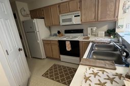 1900 Duffy St. photo 4