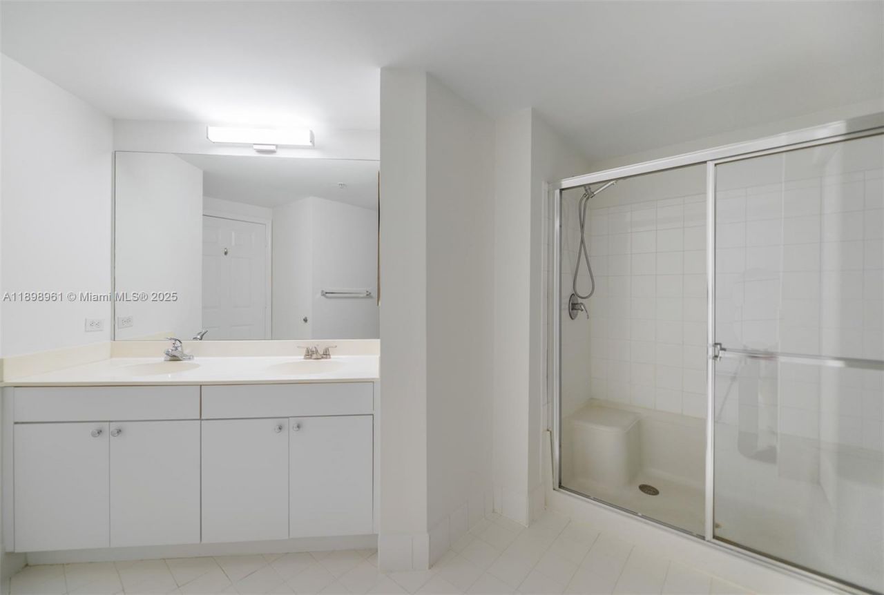 17100 N Bay Rd, Unit 1614, Sunny Isles Beach, FL 33160 Photo