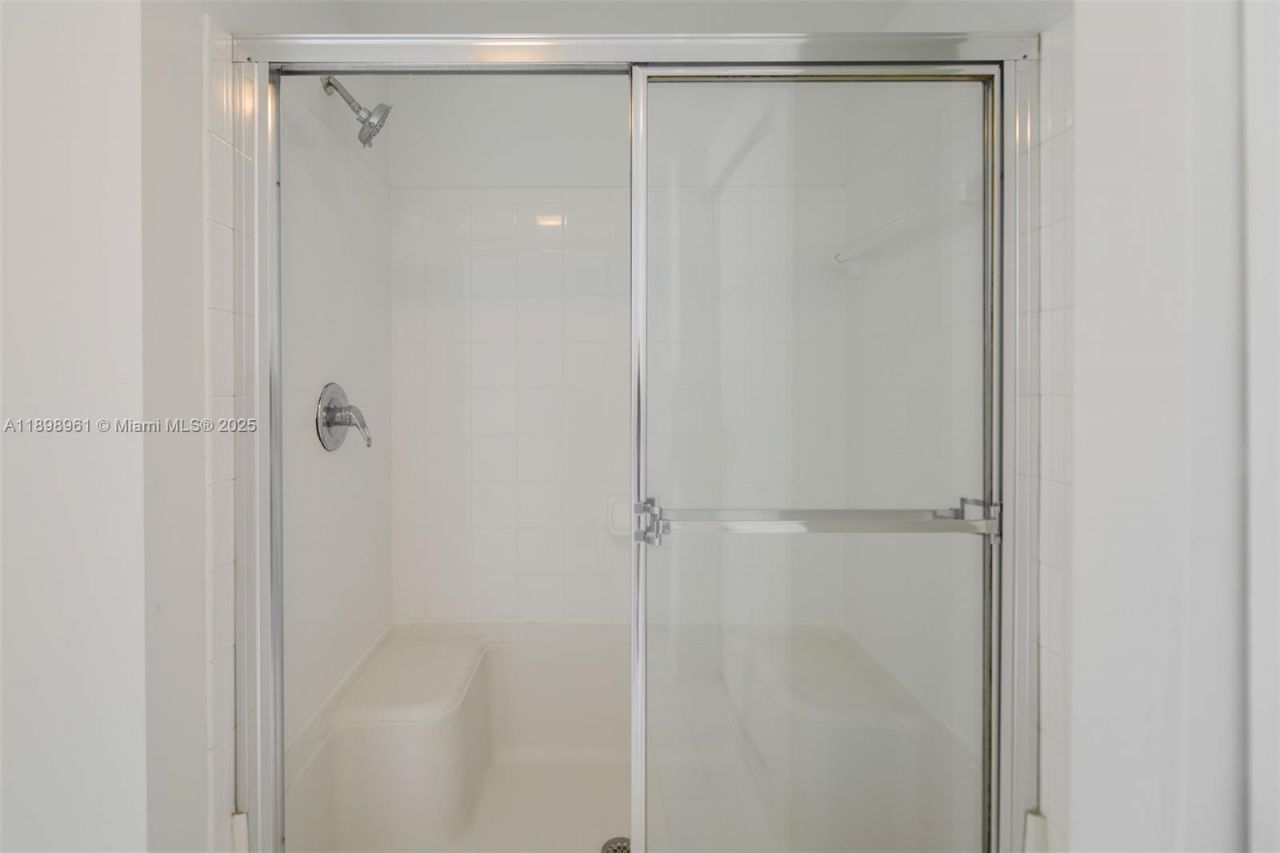 17100 N Bay Rd, Unit 1614, Sunny Isles Beach, FL 33160 Photo