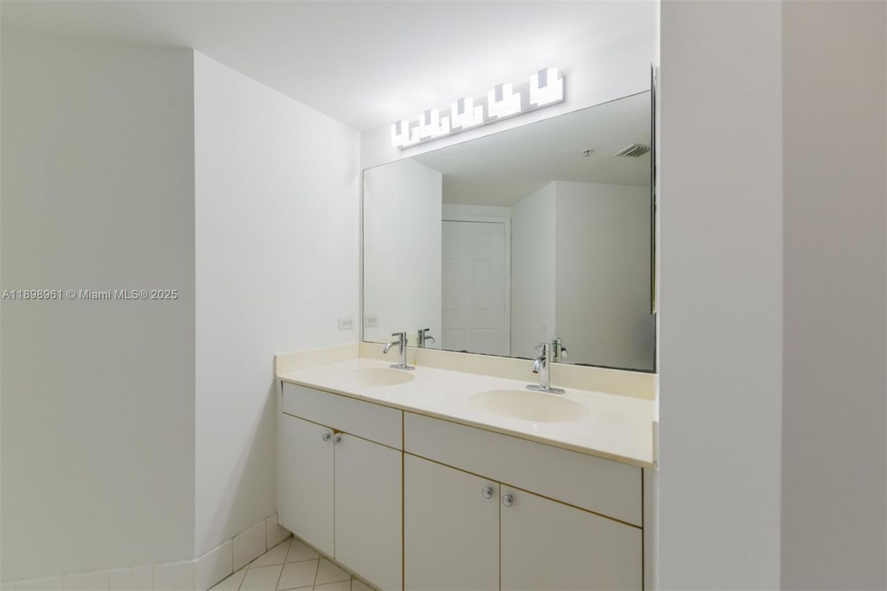 17100 N Bay Rd, Unit 1614, Sunny Isles Beach, FL 33160 Photo