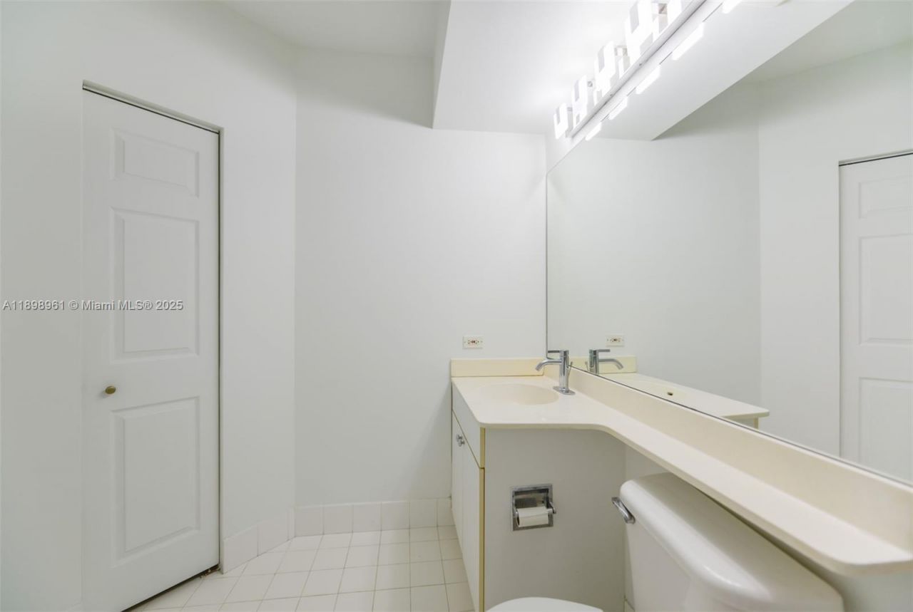 17100 N Bay Rd, Unit 1614, Sunny Isles Beach, FL 33160 Photo