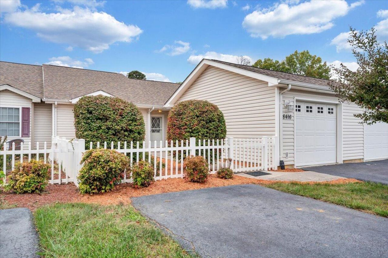 8416 Stoney Corner Ln, Roanoke, VA 24019 Main Photo