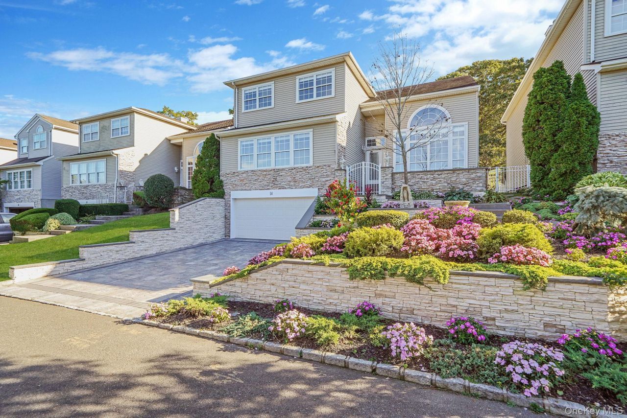 14 Hamlet Drive, Hauppauge, NY 11788 Main Photo