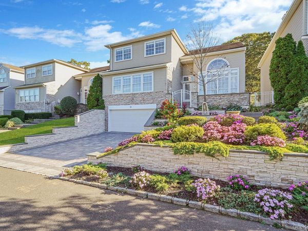 14 Hamlet Drive, Hauppauge, NY 11788