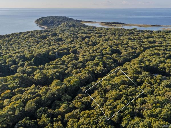 2 E Gate Lane, Setauket, NY 11733