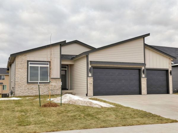708 NE Doe Pointe Drive, Ankeny, IA 50021