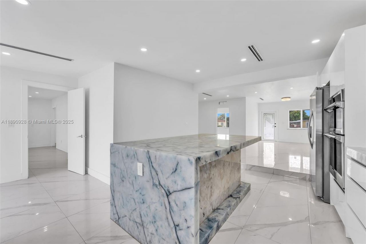 875 E 8th St, Hialeah, FL 33010 Photo