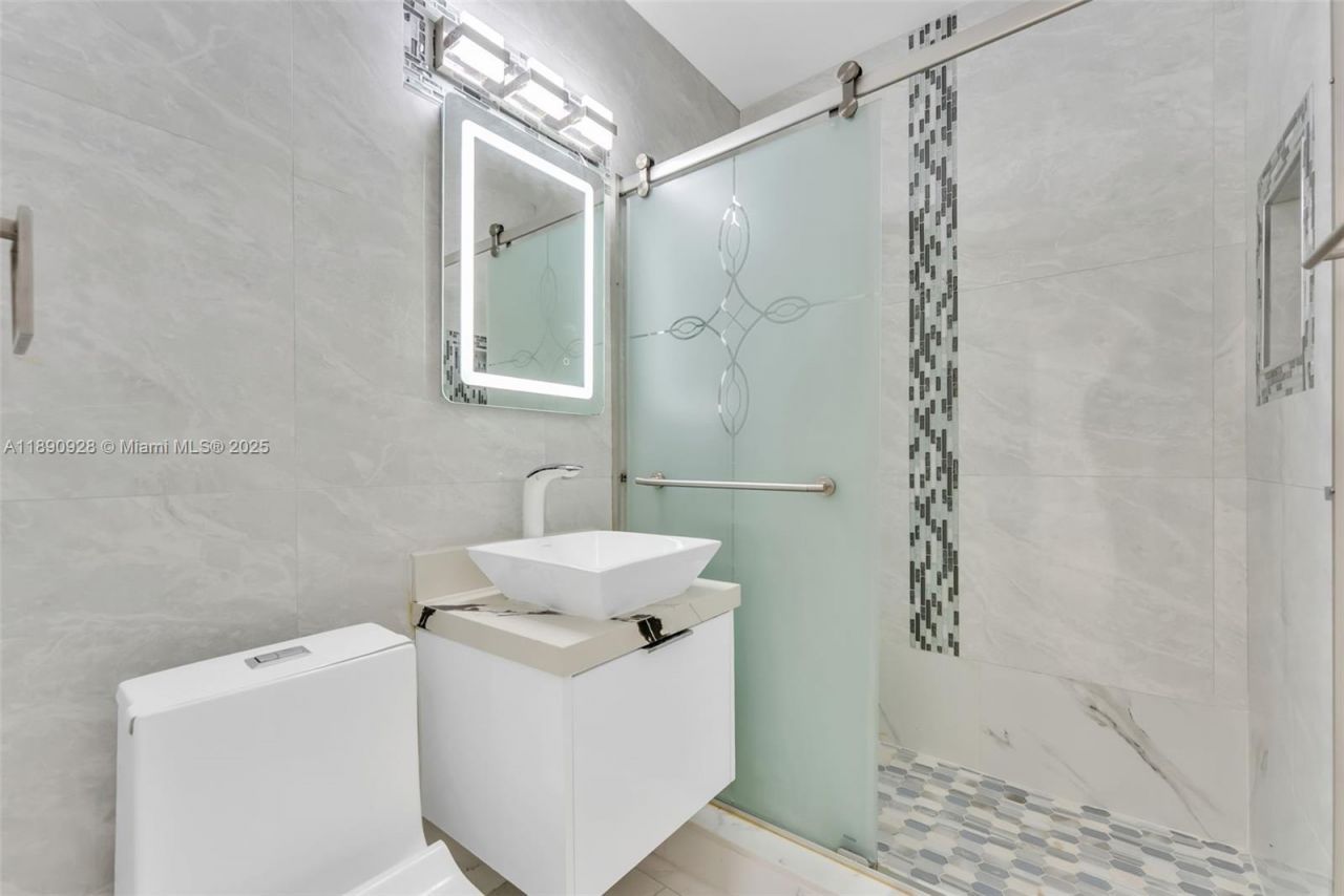 875 E 8th St, Hialeah, FL 33010 Photo