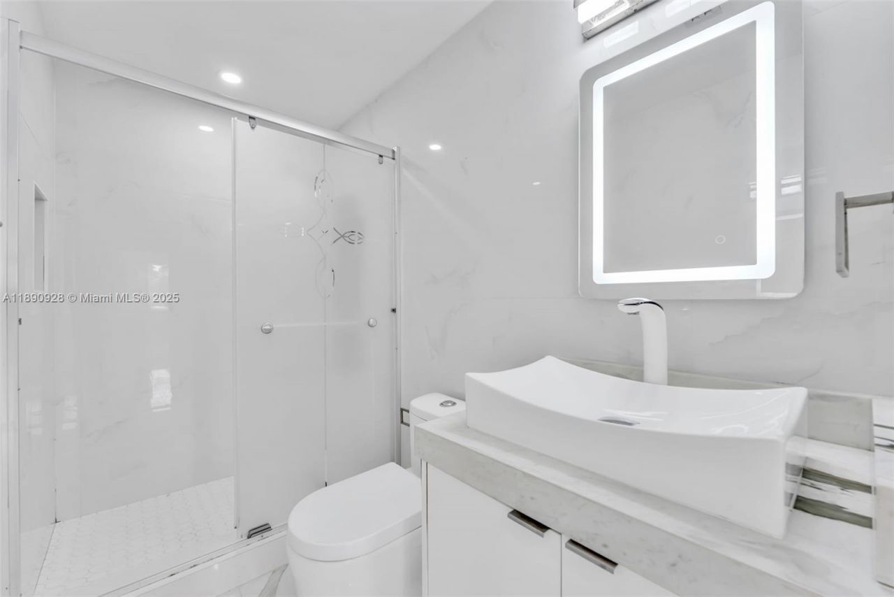 875 E 8th St, Hialeah, FL 33010 Photo