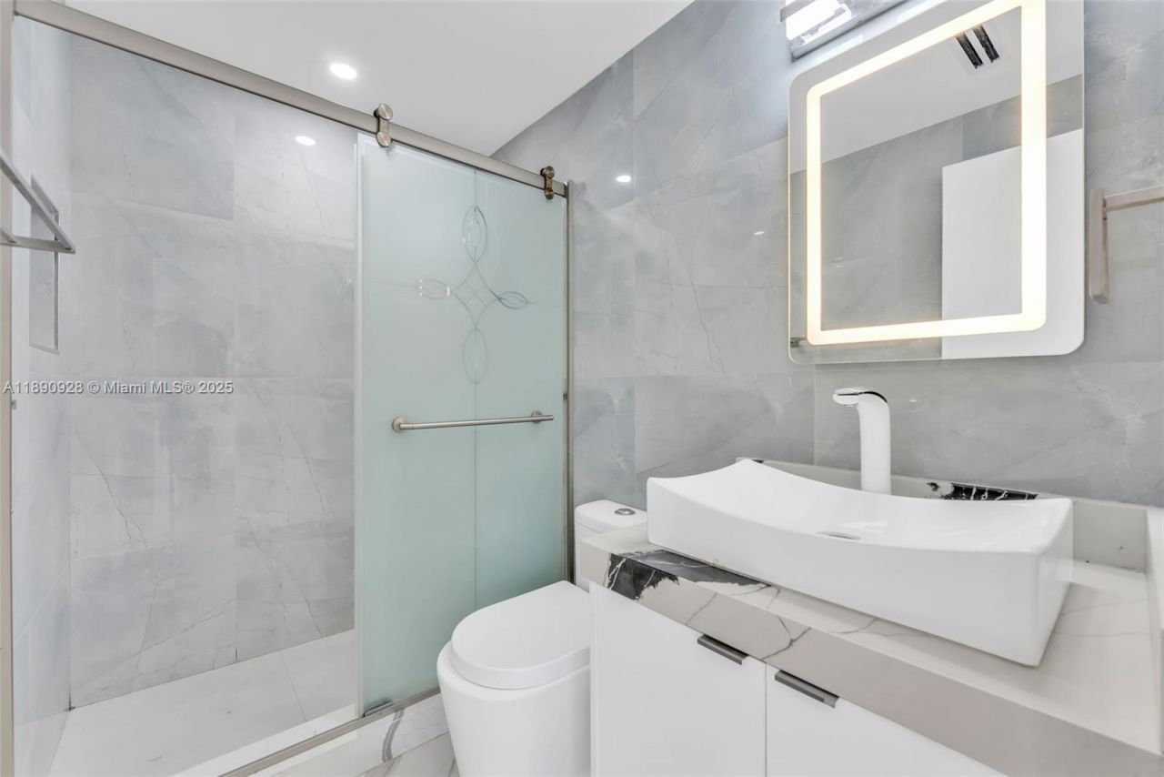 875 E 8th St, Hialeah, FL 33010 Photo