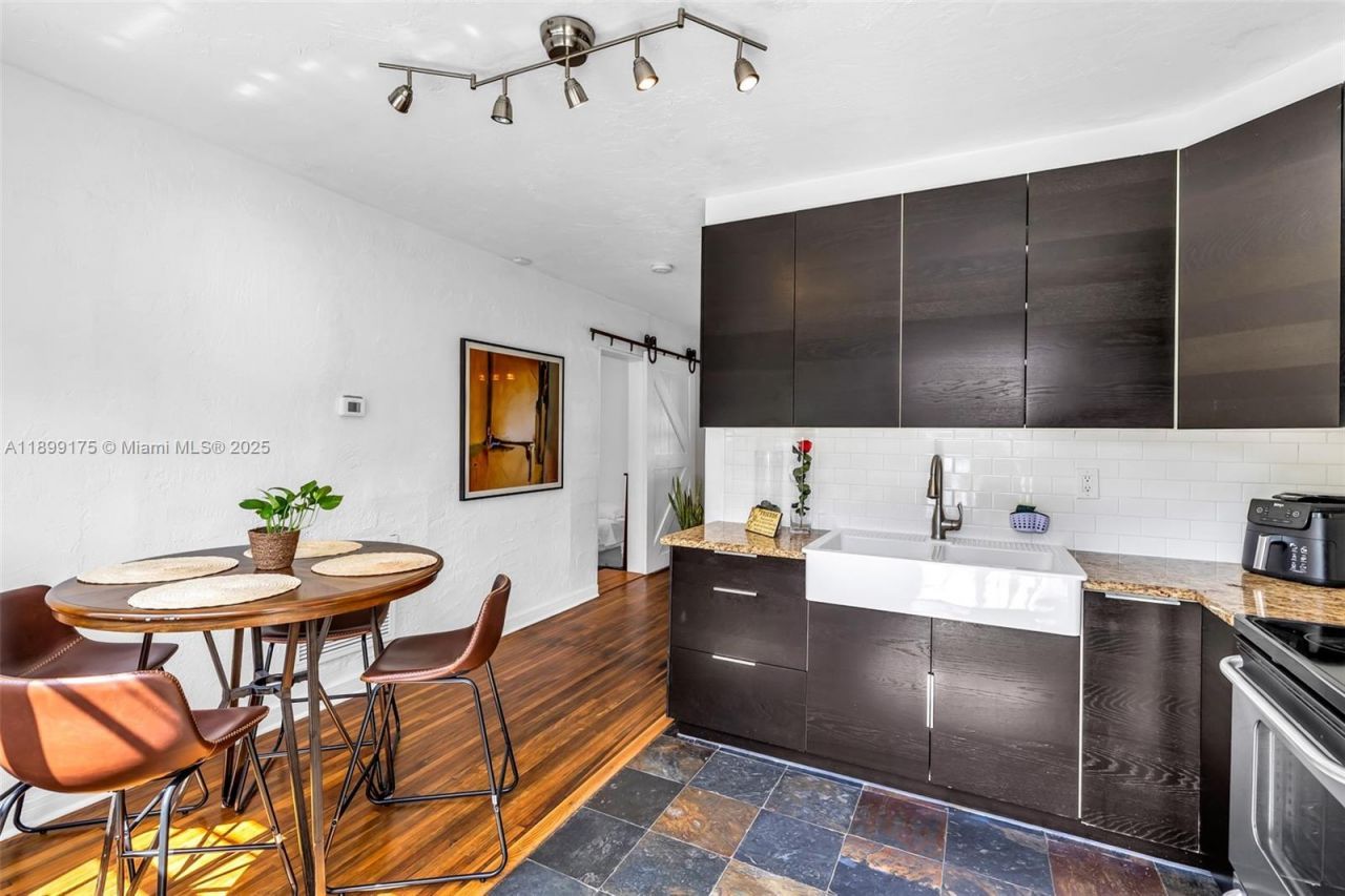 1860 NE 157th Ter, North Miami Beach, FL 33162 Photo