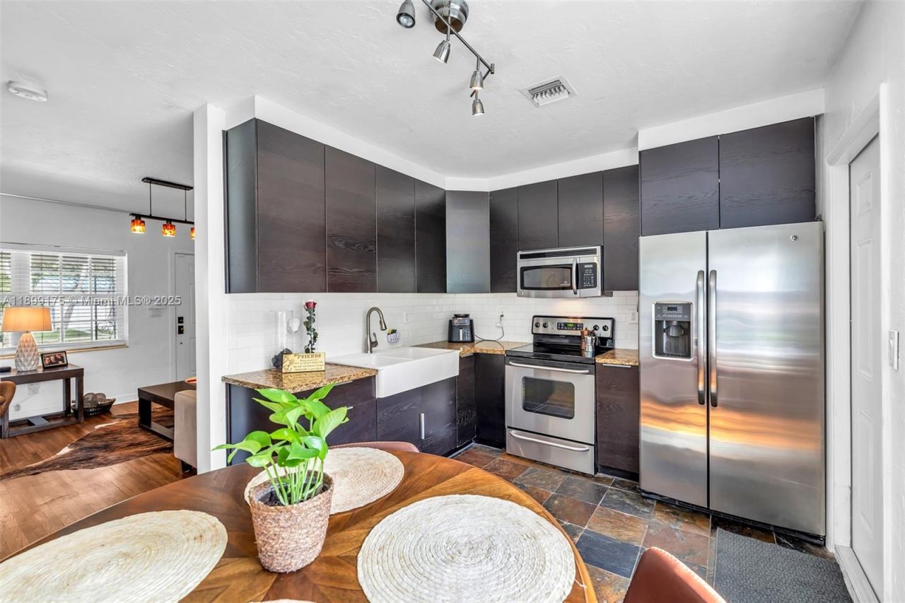 1860 NE 157th Ter, North Miami Beach, FL 33162 Photo