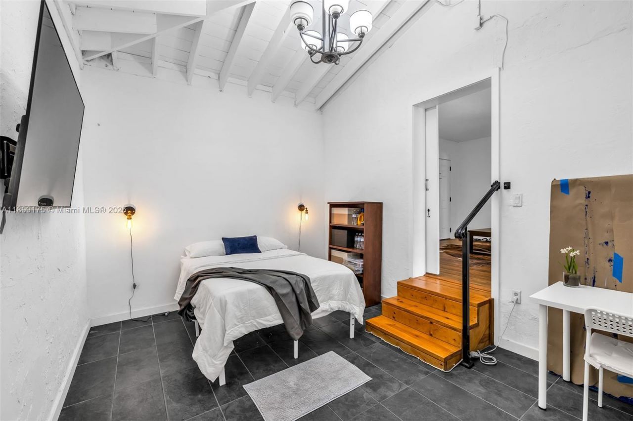 1860 NE 157th Ter, North Miami Beach, FL 33162 Photo