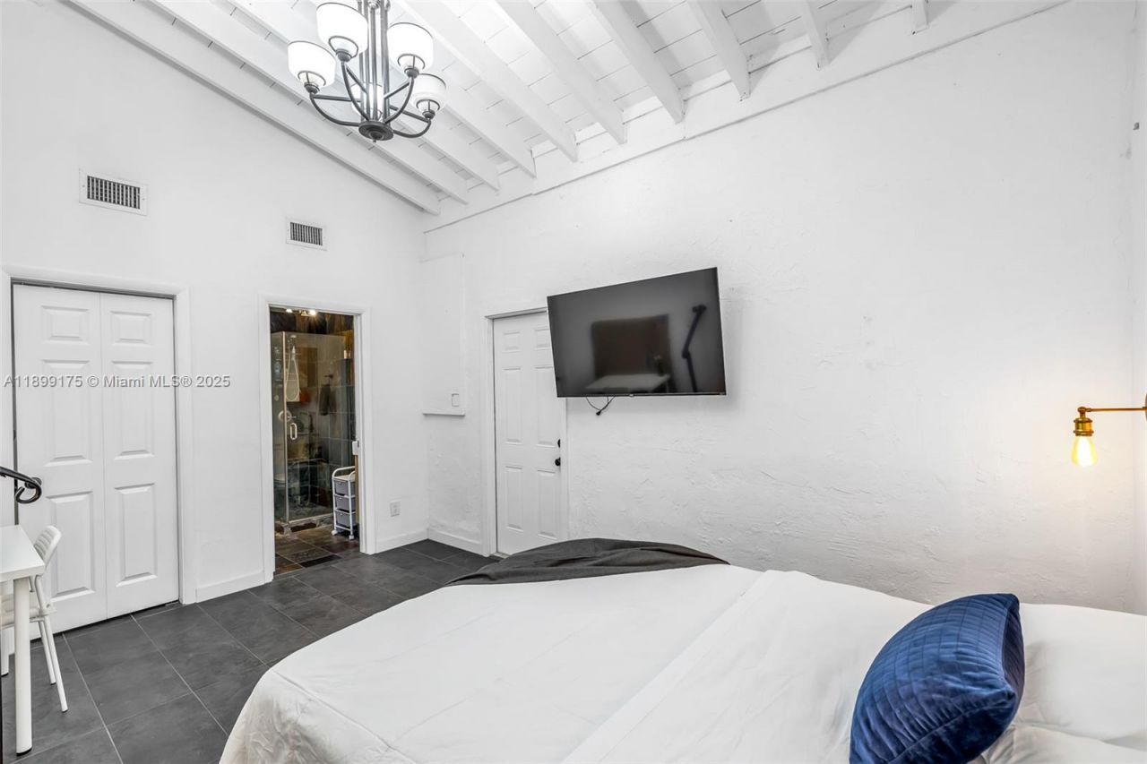 1860 NE 157th Ter, North Miami Beach, FL 33162 Photo