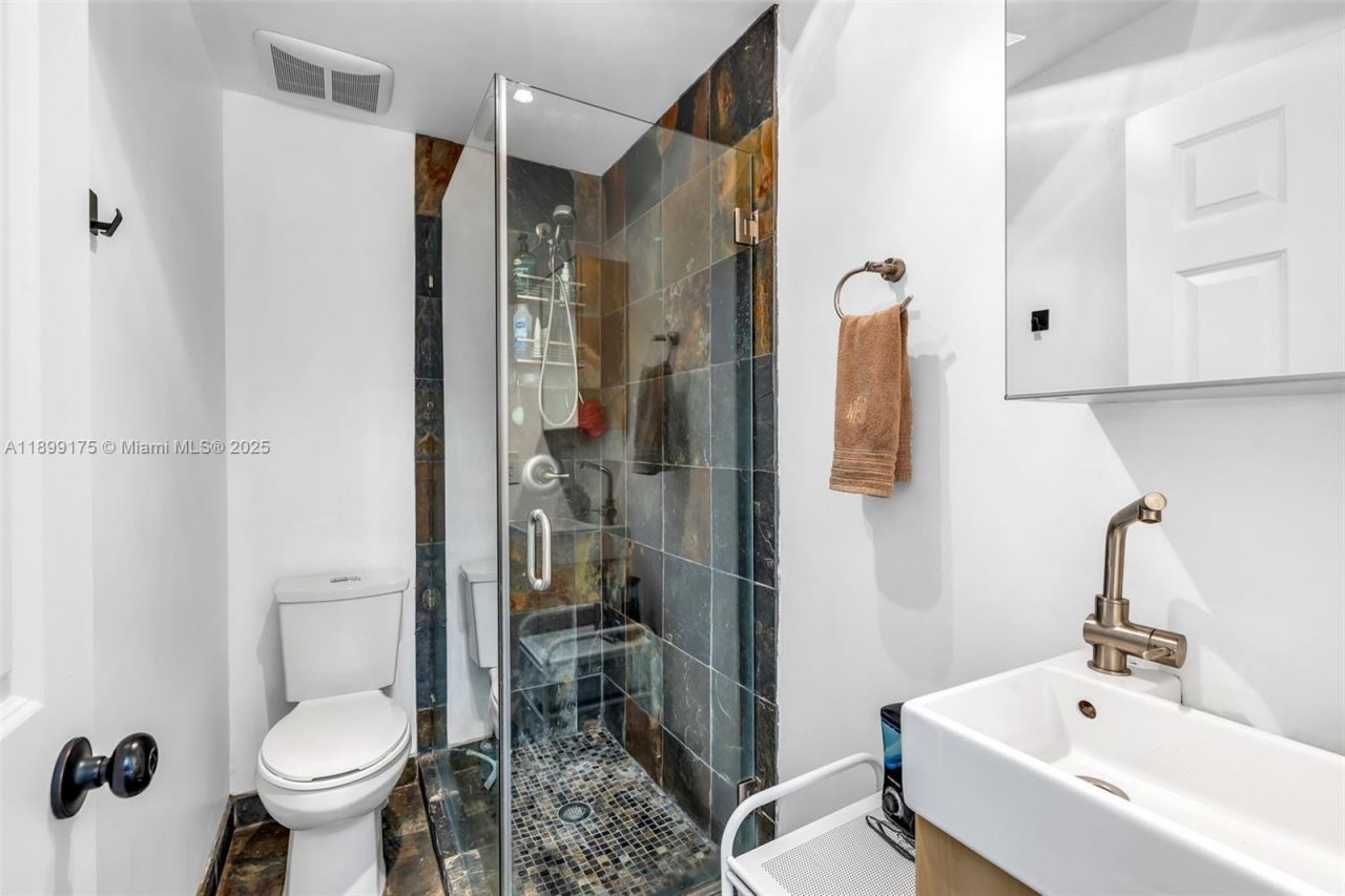 1860 NE 157th Ter, North Miami Beach, FL 33162 Photo