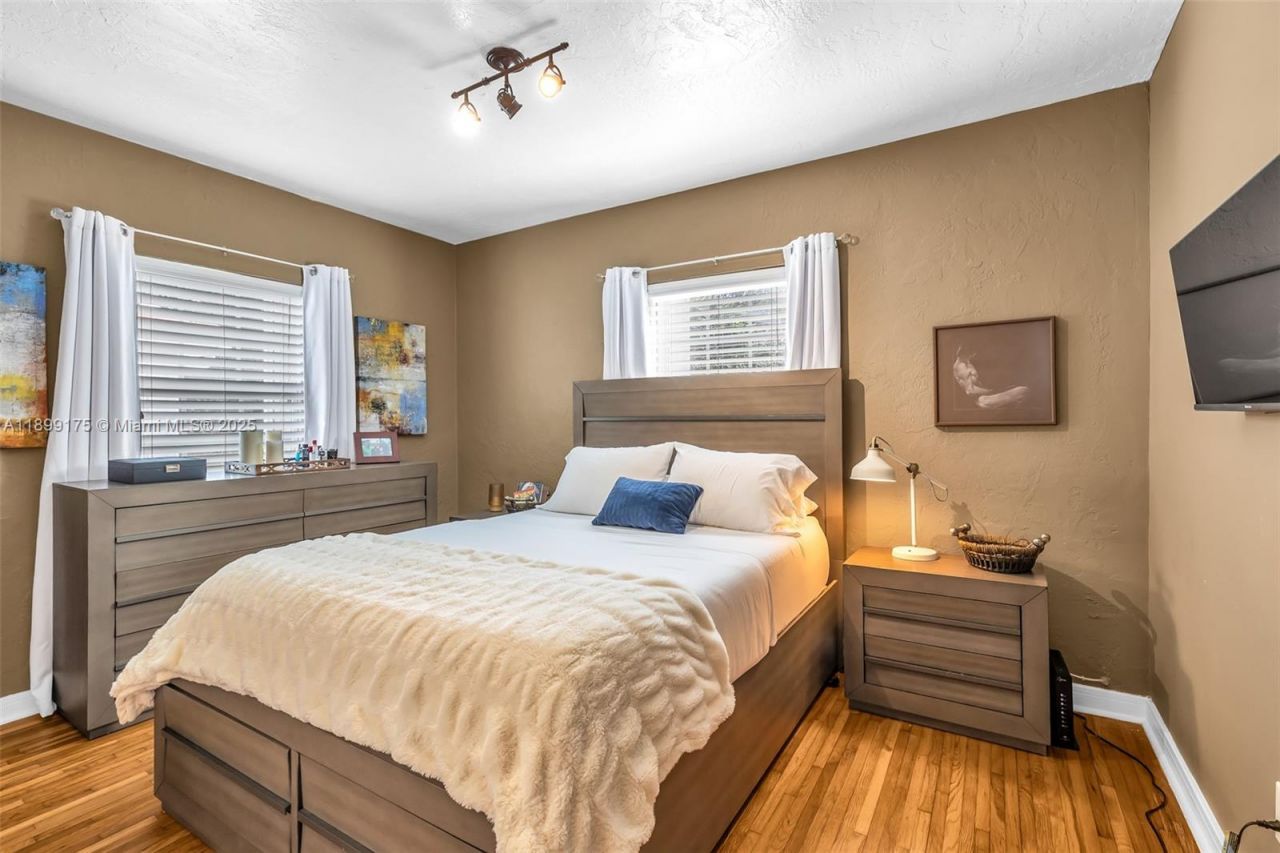 1860 NE 157th Ter, North Miami Beach, FL 33162 Photo