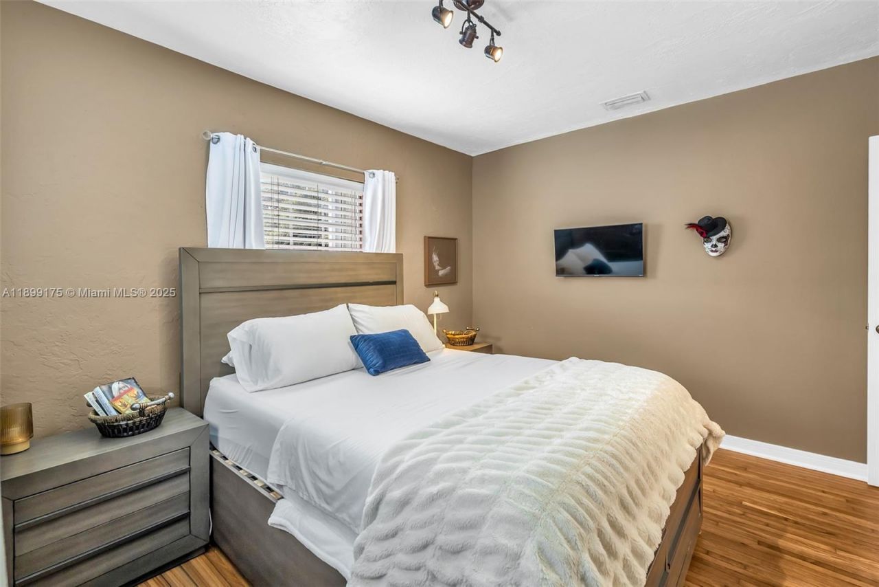 1860 NE 157th Ter, North Miami Beach, FL 33162 Photo