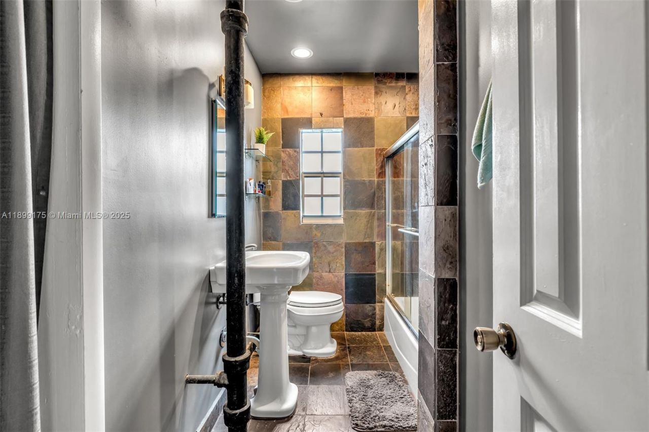 1860 NE 157th Ter, North Miami Beach, FL 33162 Photo