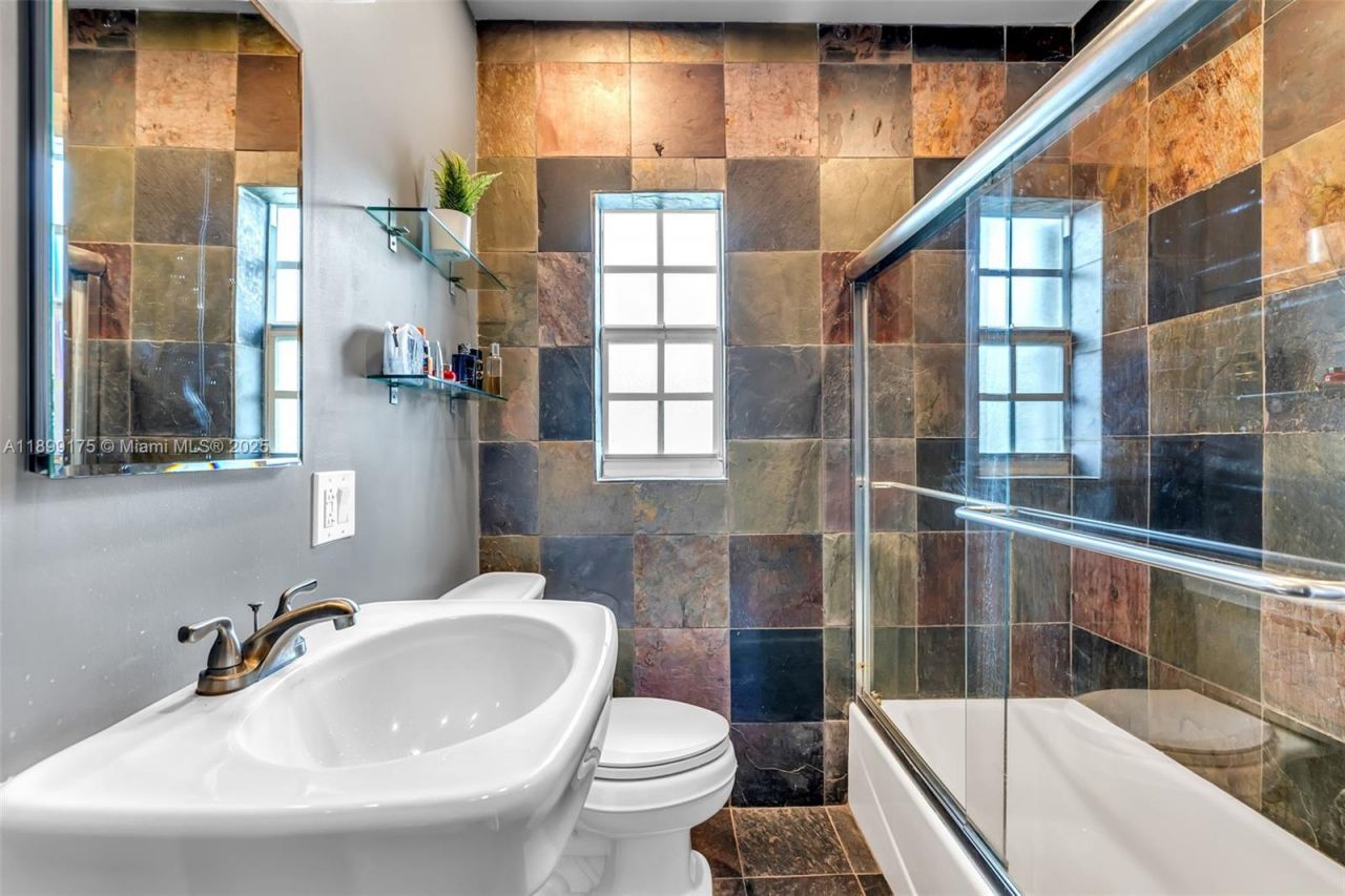 1860 NE 157th Ter, North Miami Beach, FL 33162 Photo