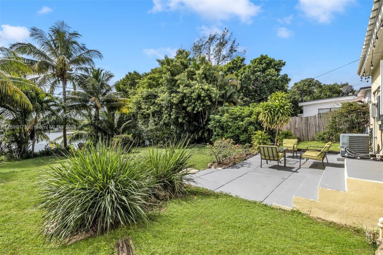 1860 NE 157th Ter, North Miami Beach, FL 33162 Photo