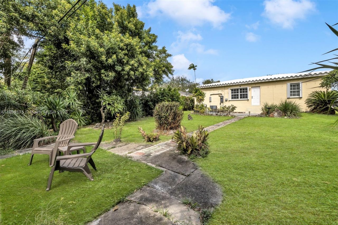 1860 NE 157th Ter, North Miami Beach, FL 33162 Photo