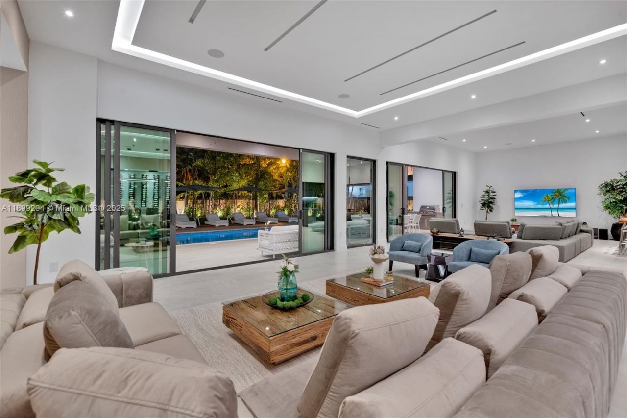 2110 NE 197th Ter, Miami, FL 33179 Photo