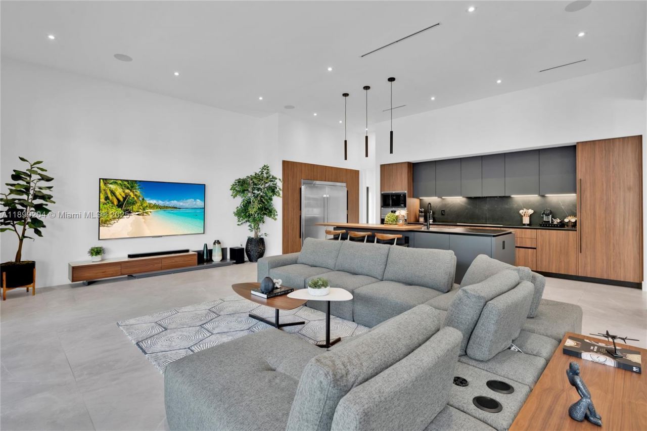 2110 NE 197th Ter, Miami, FL 33179 Photo