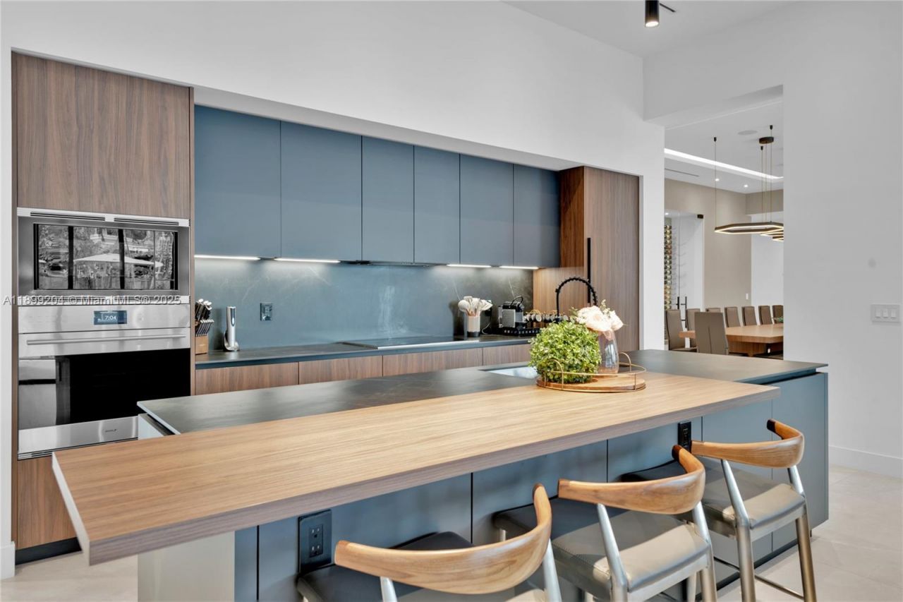 2110 NE 197th Ter, Miami, FL 33179 Photo