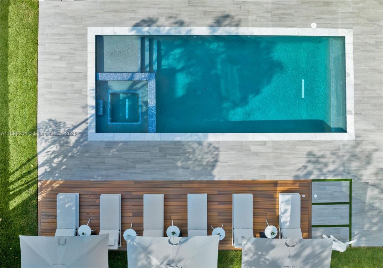 2110 NE 197th Ter, Miami, FL 33179 Photo