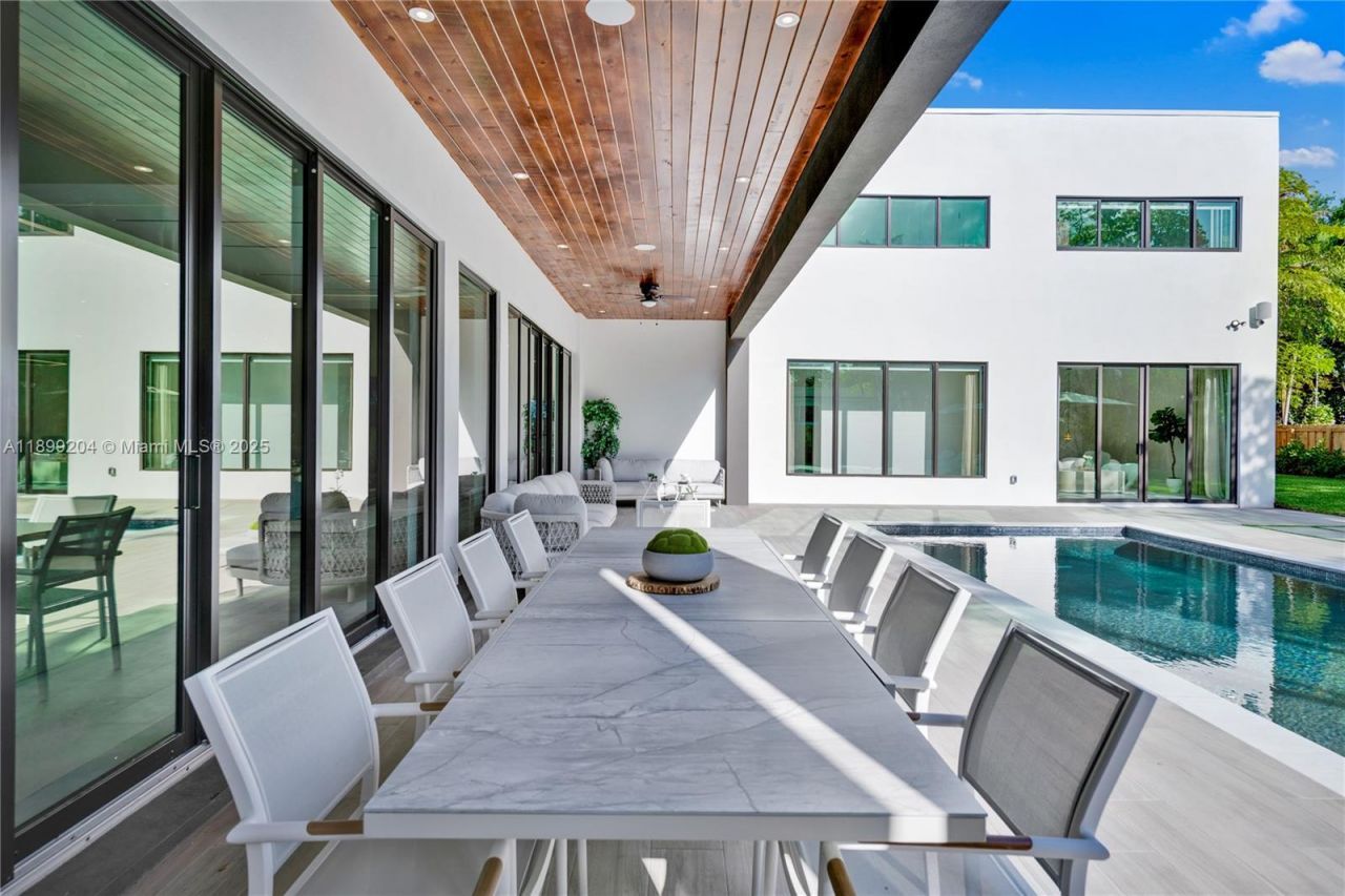 2110 NE 197th Ter, Miami, FL 33179 Photo