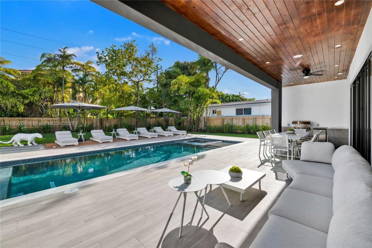 2110 NE 197th Ter, Miami, FL 33179 Photo