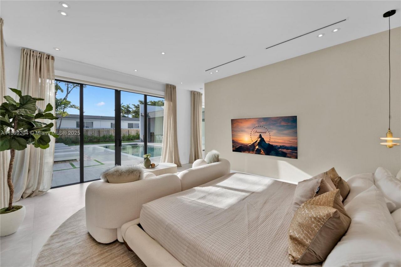 2110 NE 197th Ter, Miami, FL 33179 Photo