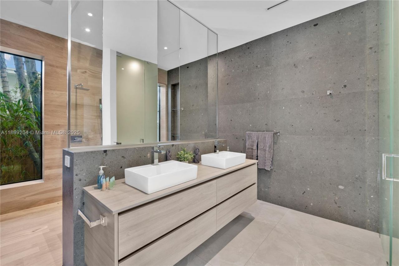 2110 NE 197th Ter, Miami, FL 33179 Photo