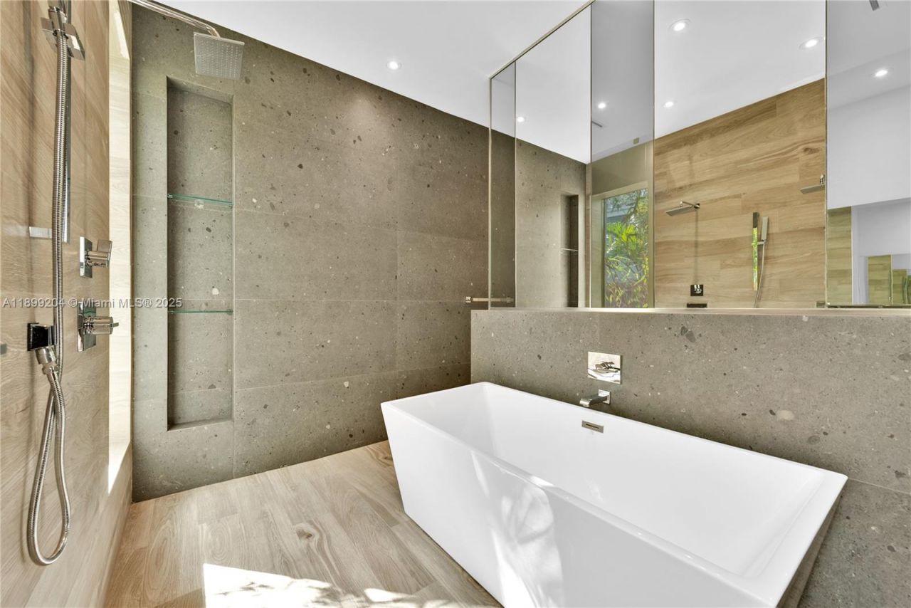 2110 NE 197th Ter, Miami, FL 33179 Photo