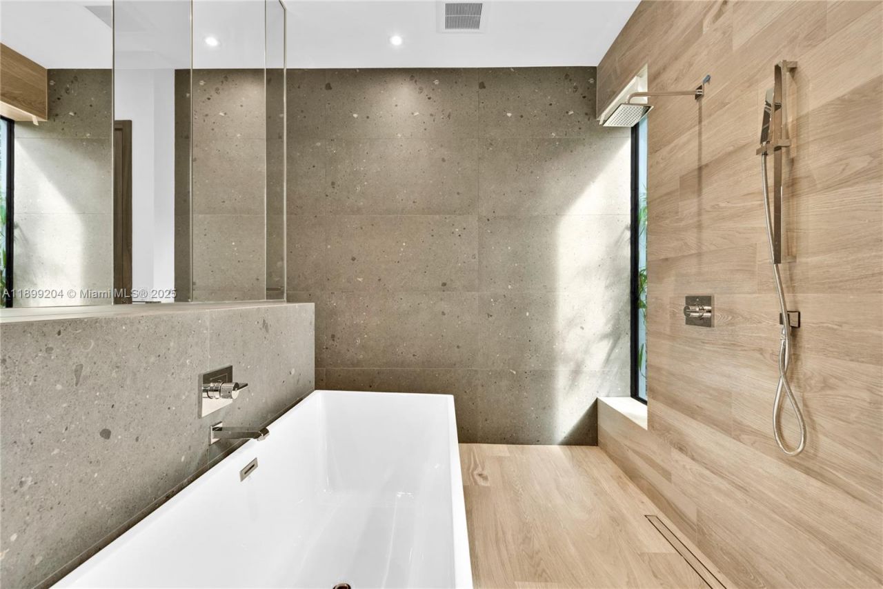 2110 NE 197th Ter, Miami, FL 33179 Photo