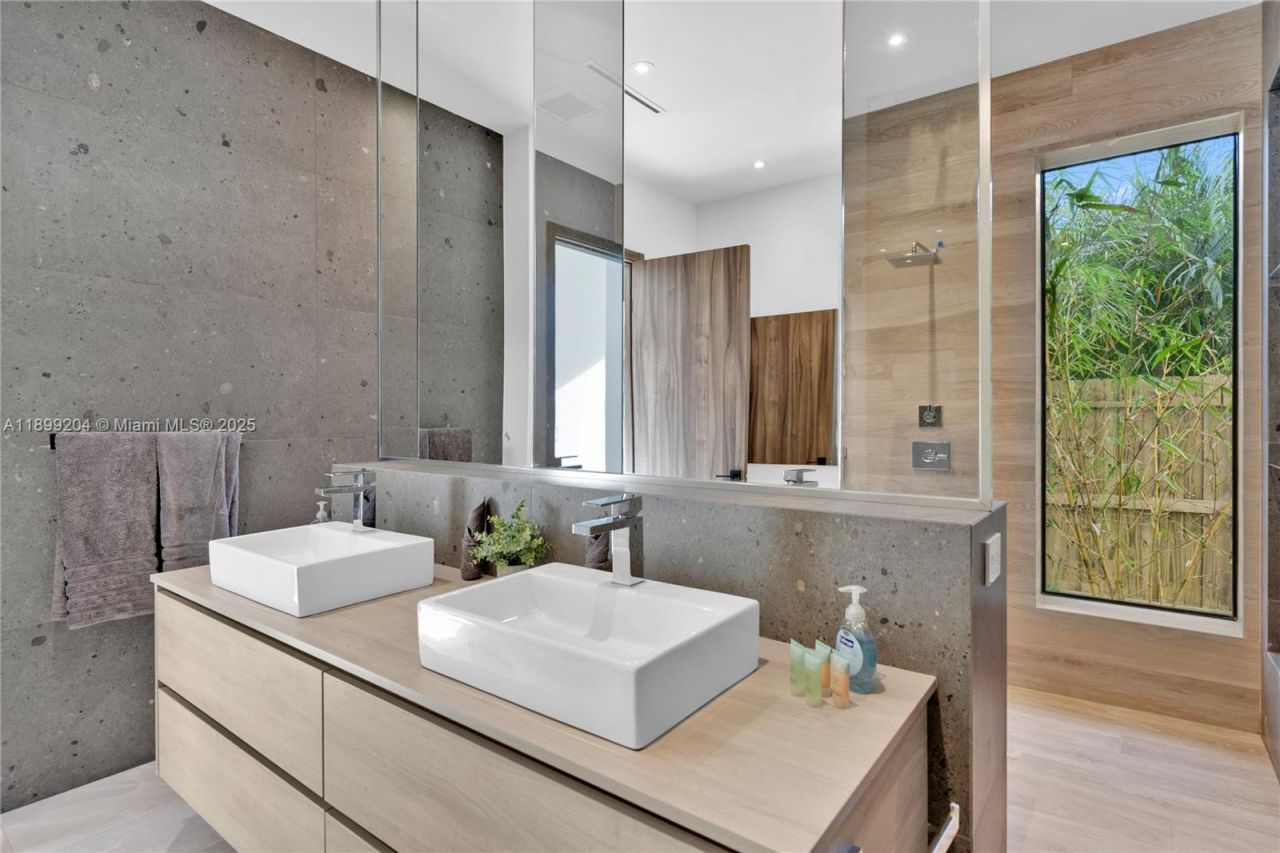 2110 NE 197th Ter, Miami, FL 33179 Photo