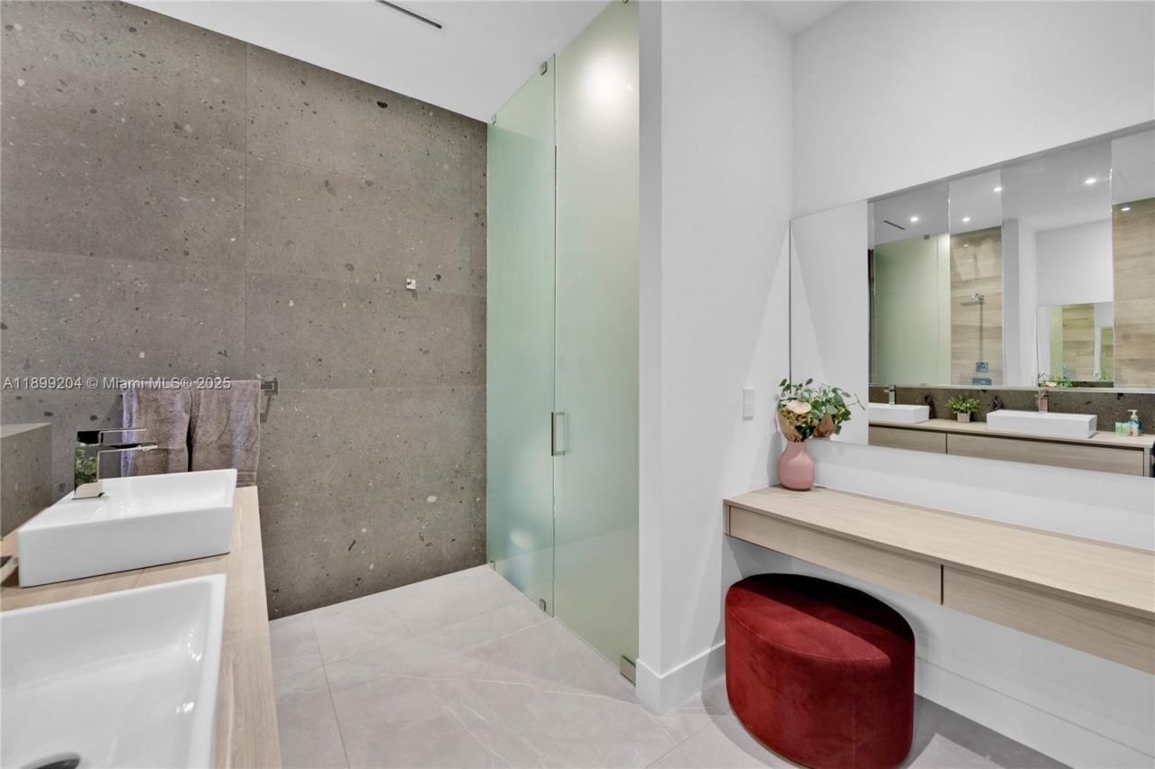 2110 NE 197th Ter, Miami, FL 33179 Photo