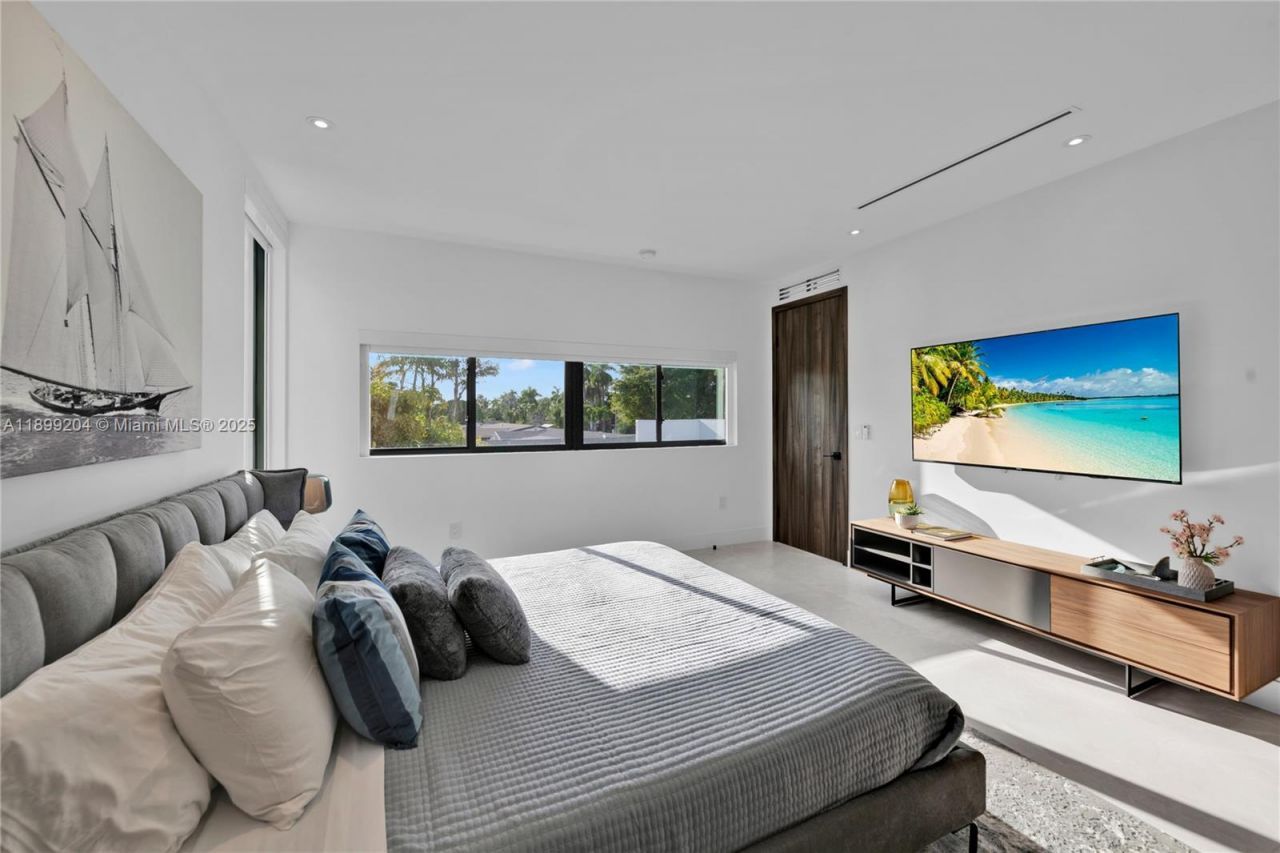 2110 NE 197th Ter, Miami, FL 33179 Photo