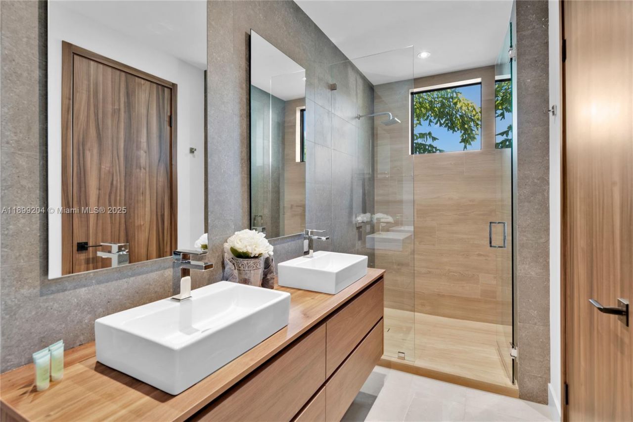 2110 NE 197th Ter, Miami, FL 33179 Photo