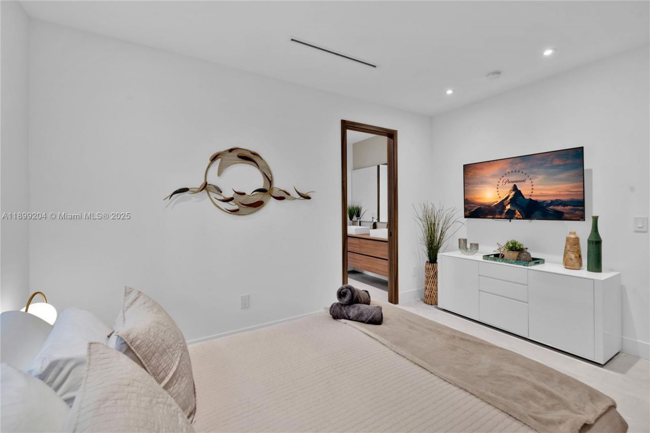 2110 NE 197th Ter, Miami, FL 33179 Photo