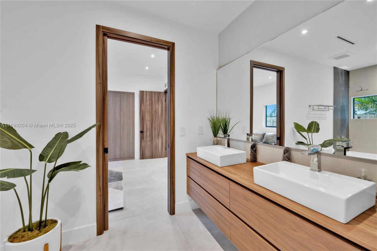 2110 NE 197th Ter, Miami, FL 33179 Photo