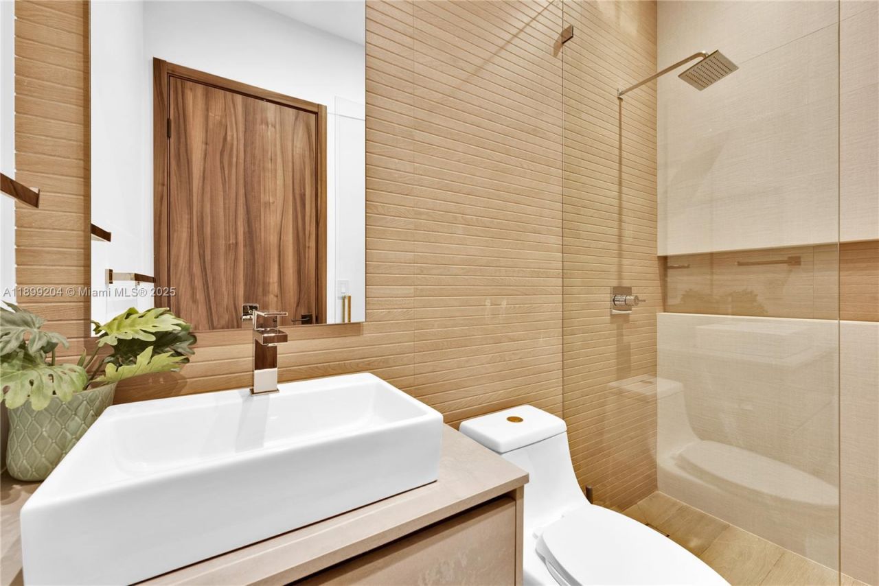 2110 NE 197th Ter, Miami, FL 33179 Photo