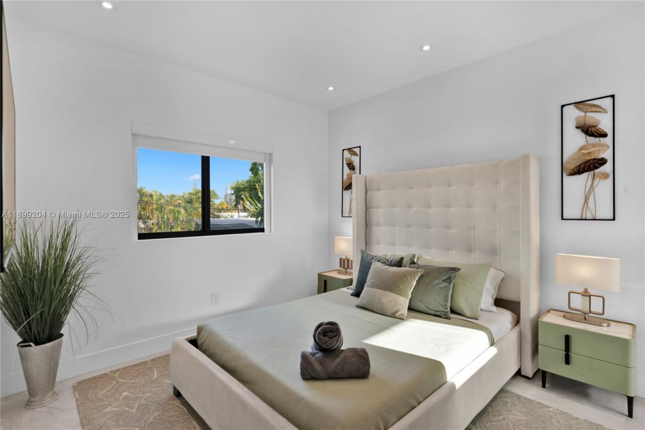 2110 NE 197th Ter, Miami, FL 33179 Photo