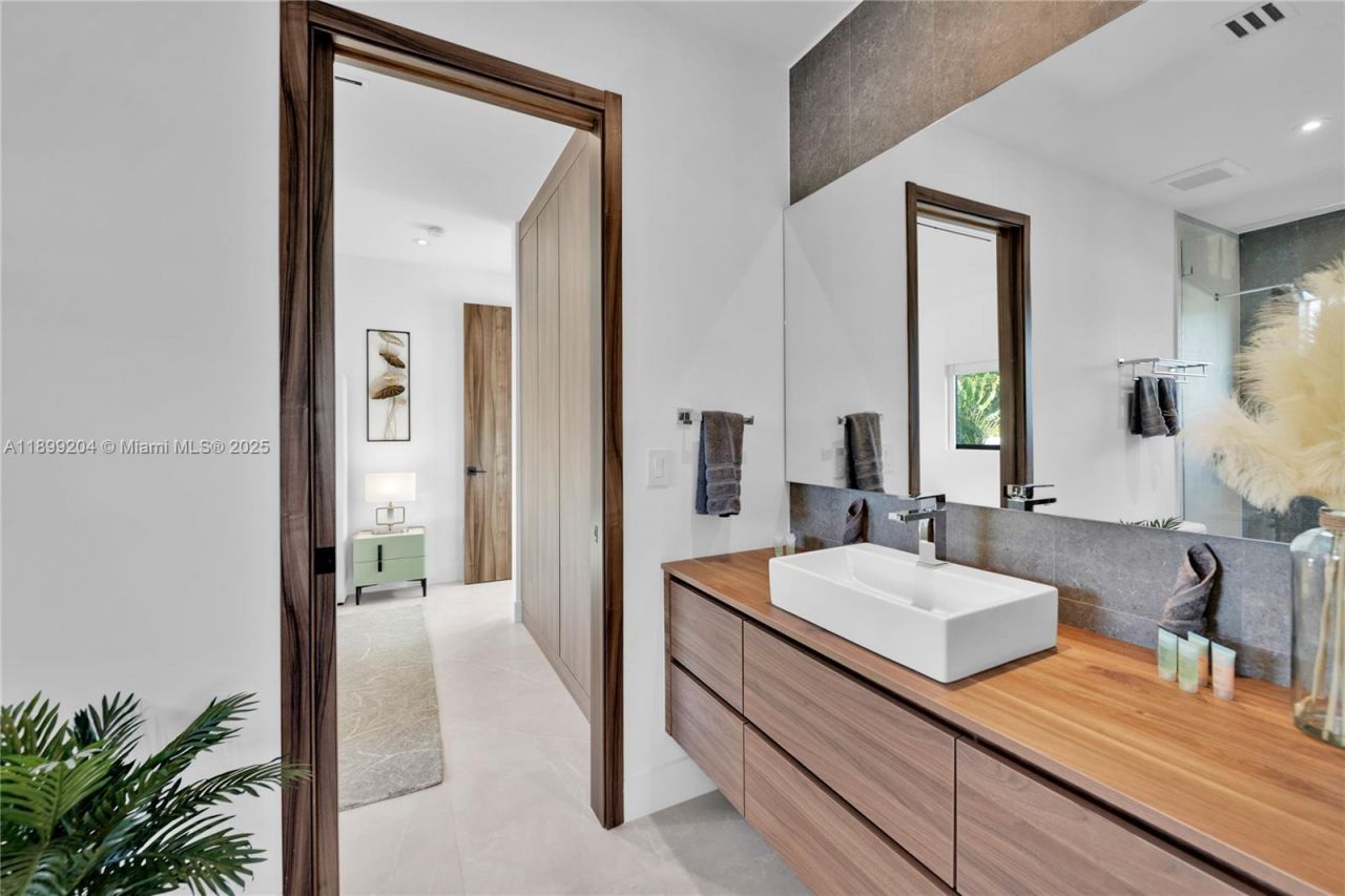 2110 NE 197th Ter, Miami, FL 33179 Photo