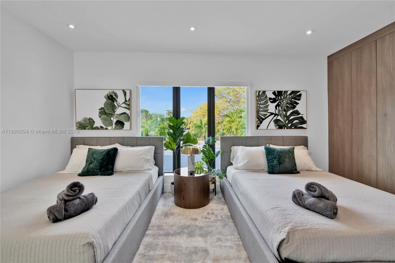 2110 NE 197th Ter, Miami, FL 33179 Photo