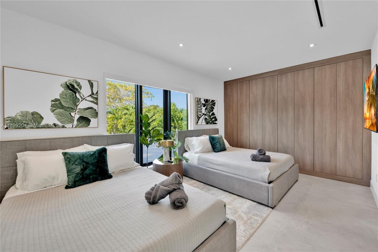 2110 NE 197th Ter, Miami, FL 33179 Photo