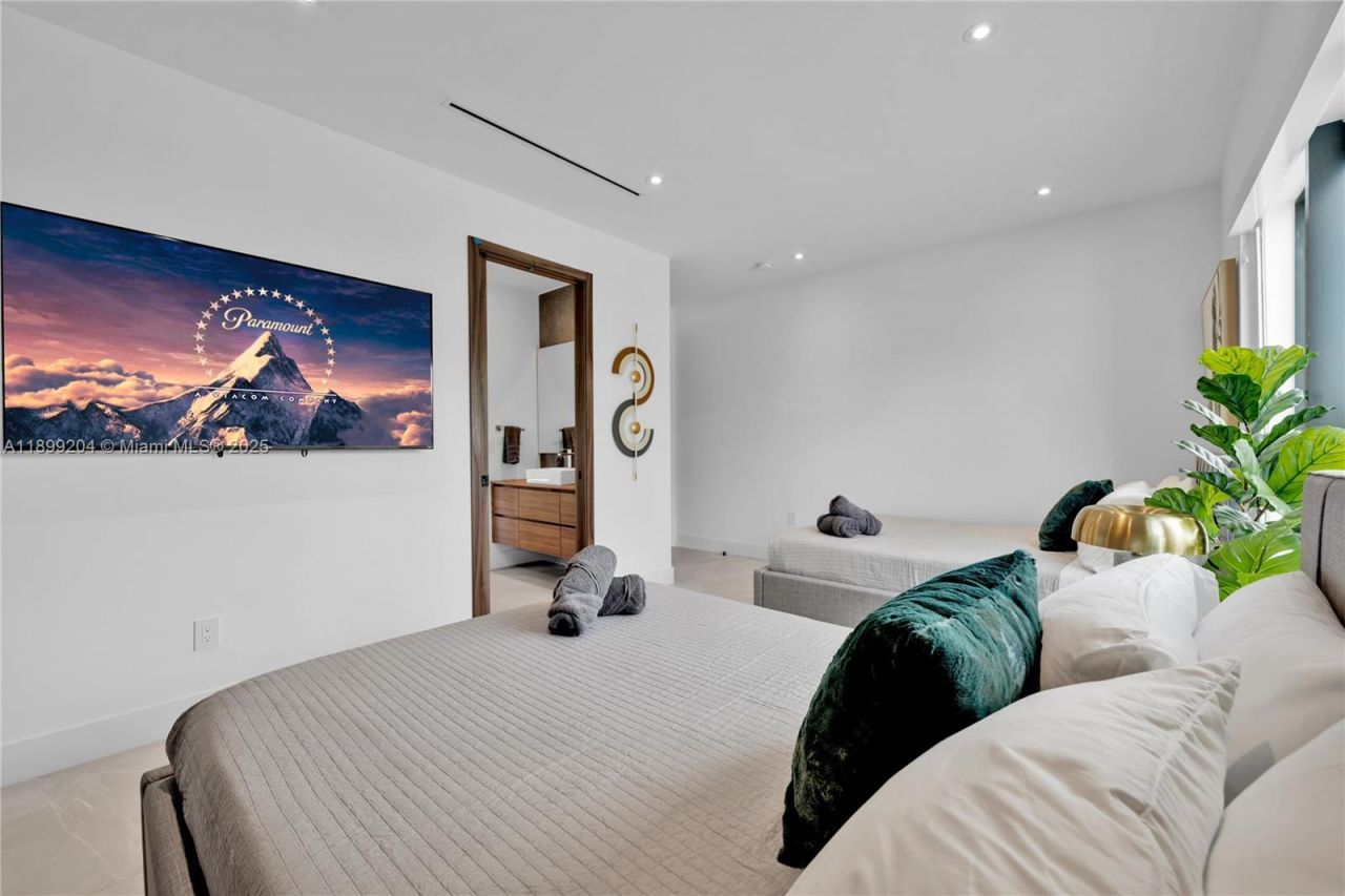 2110 NE 197th Ter, Miami, FL 33179 Photo