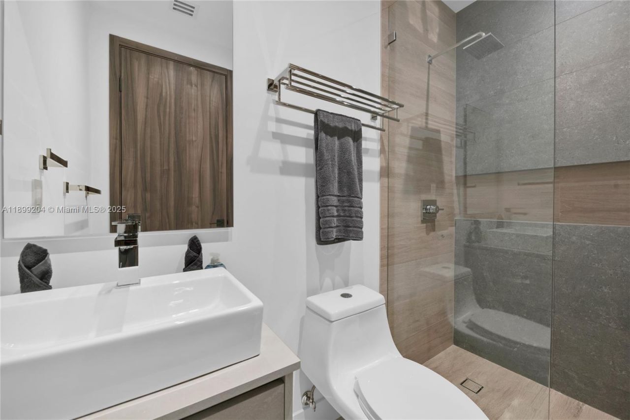 2110 NE 197th Ter, Miami, FL 33179 Photo